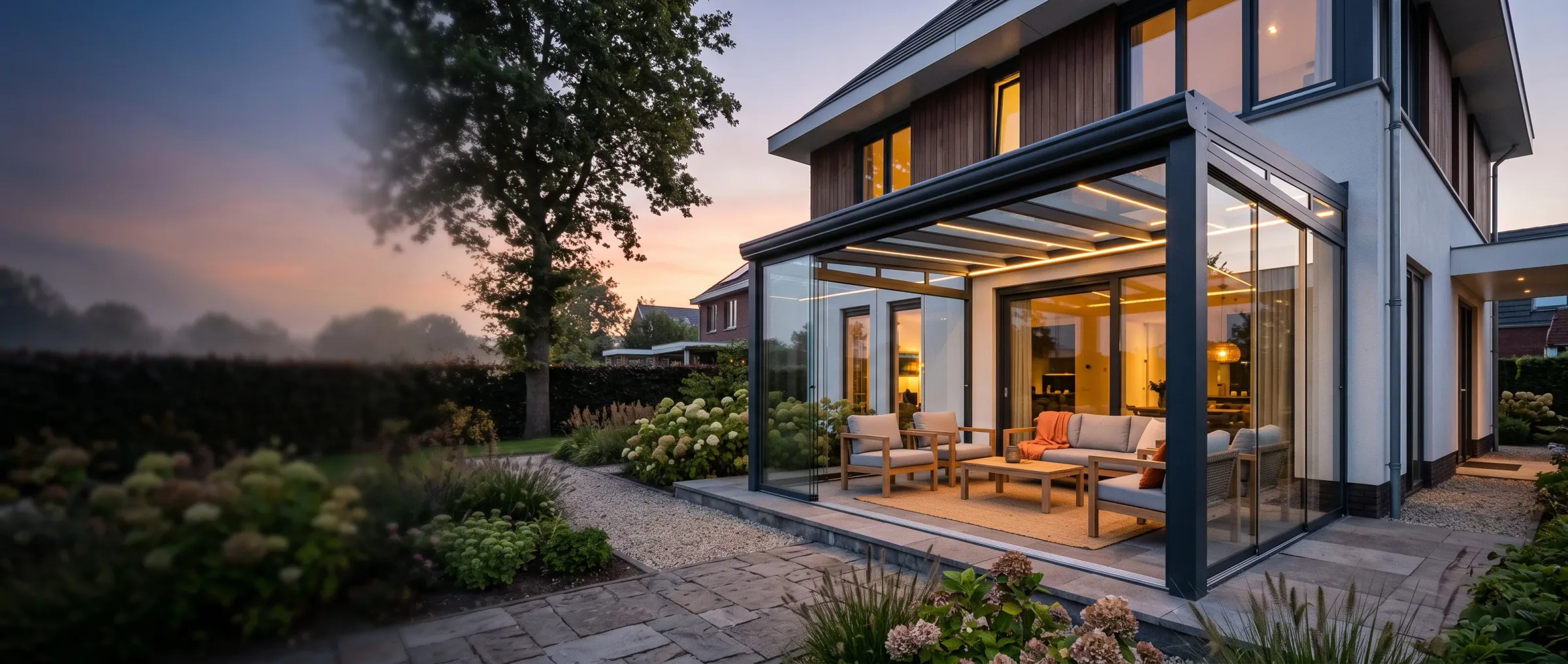 Volledig afgesloten aluminium veranda van VerandaZeker met glazen zijwand en schuifpui